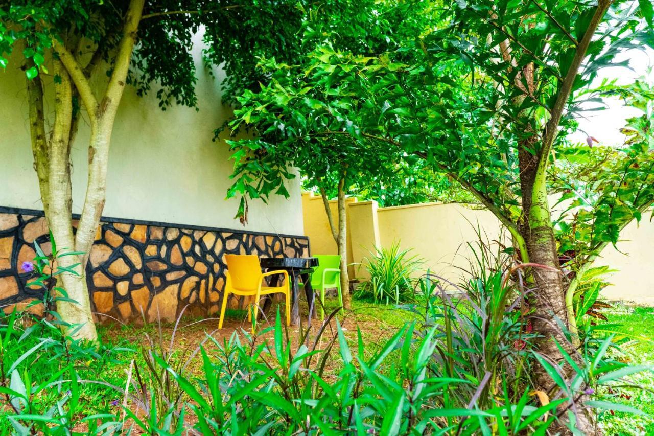 Airport Unique Hotel Entebbe Eksteriør bilde